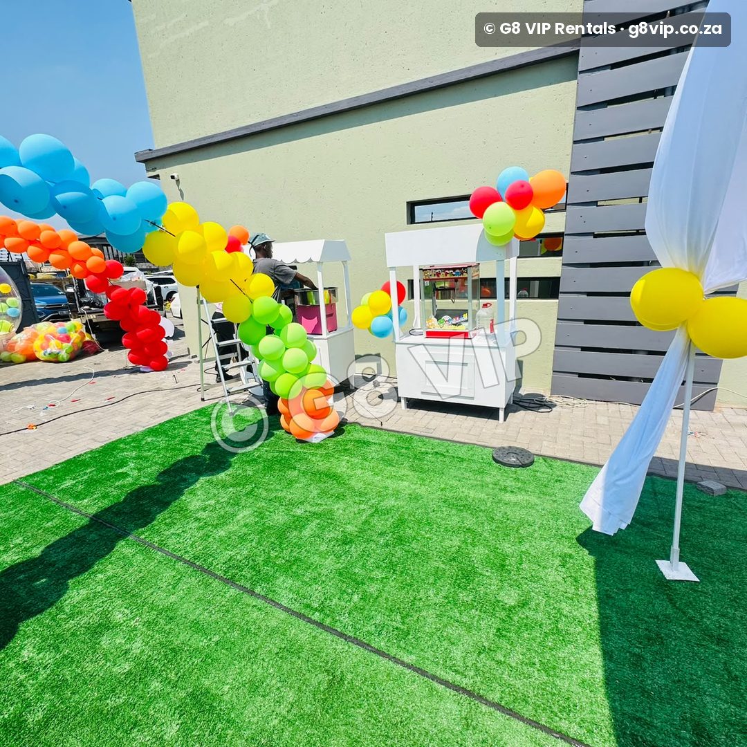 Platinum party by G8 VIP: candy floss and popcorn carts with balloon arch