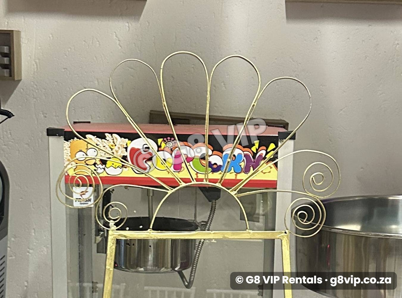 Popcorn machine with fresh popcorn
